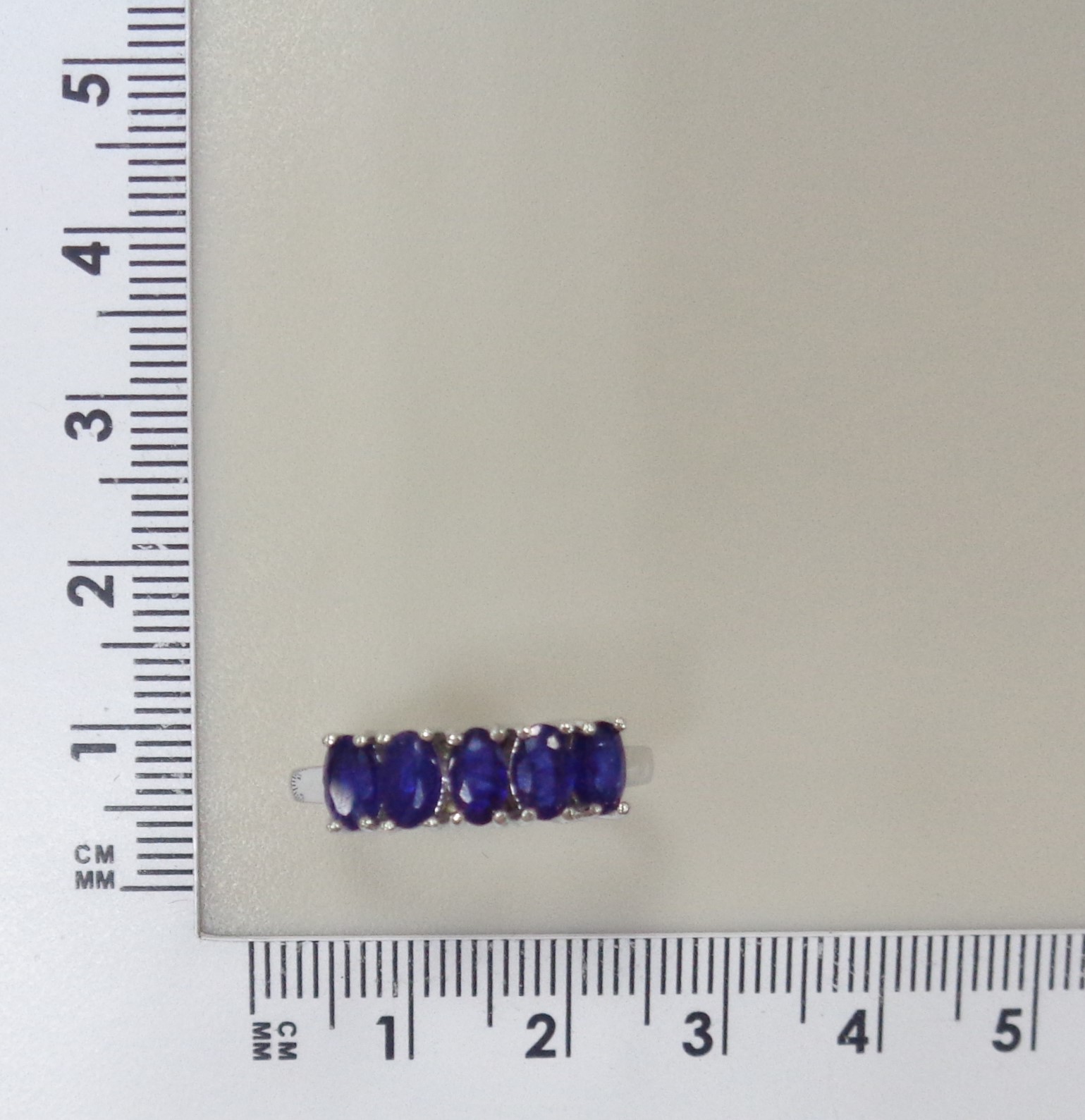 Серебряное кольцо с сапфирами